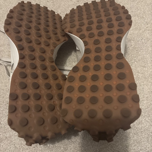 New Balance 327 size 8 - Picture 3 of 4